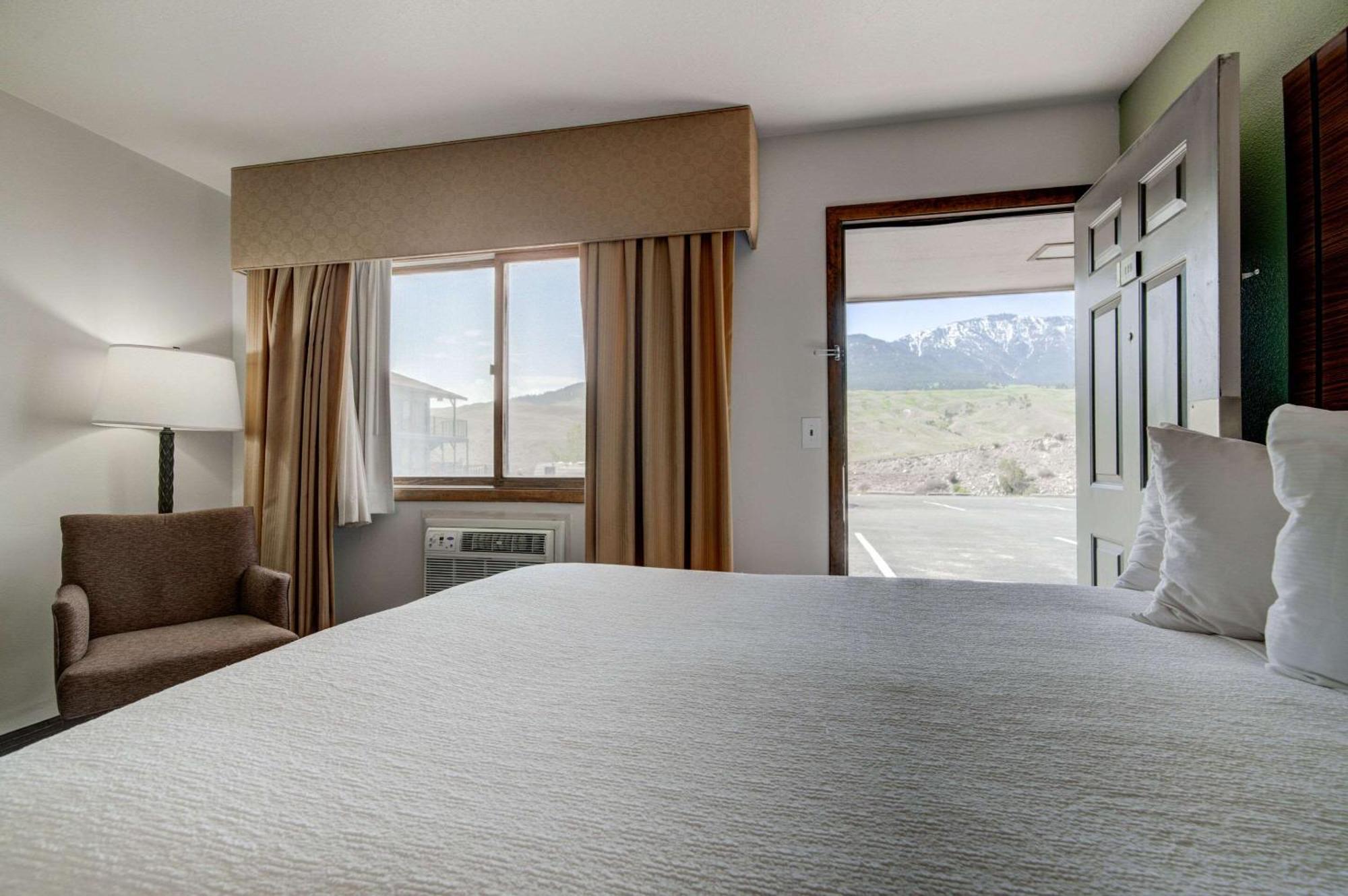 The Ridgeline Hotel At Yellowstone, Ascend Hotel Collection Гардінер Екстер'єр фото