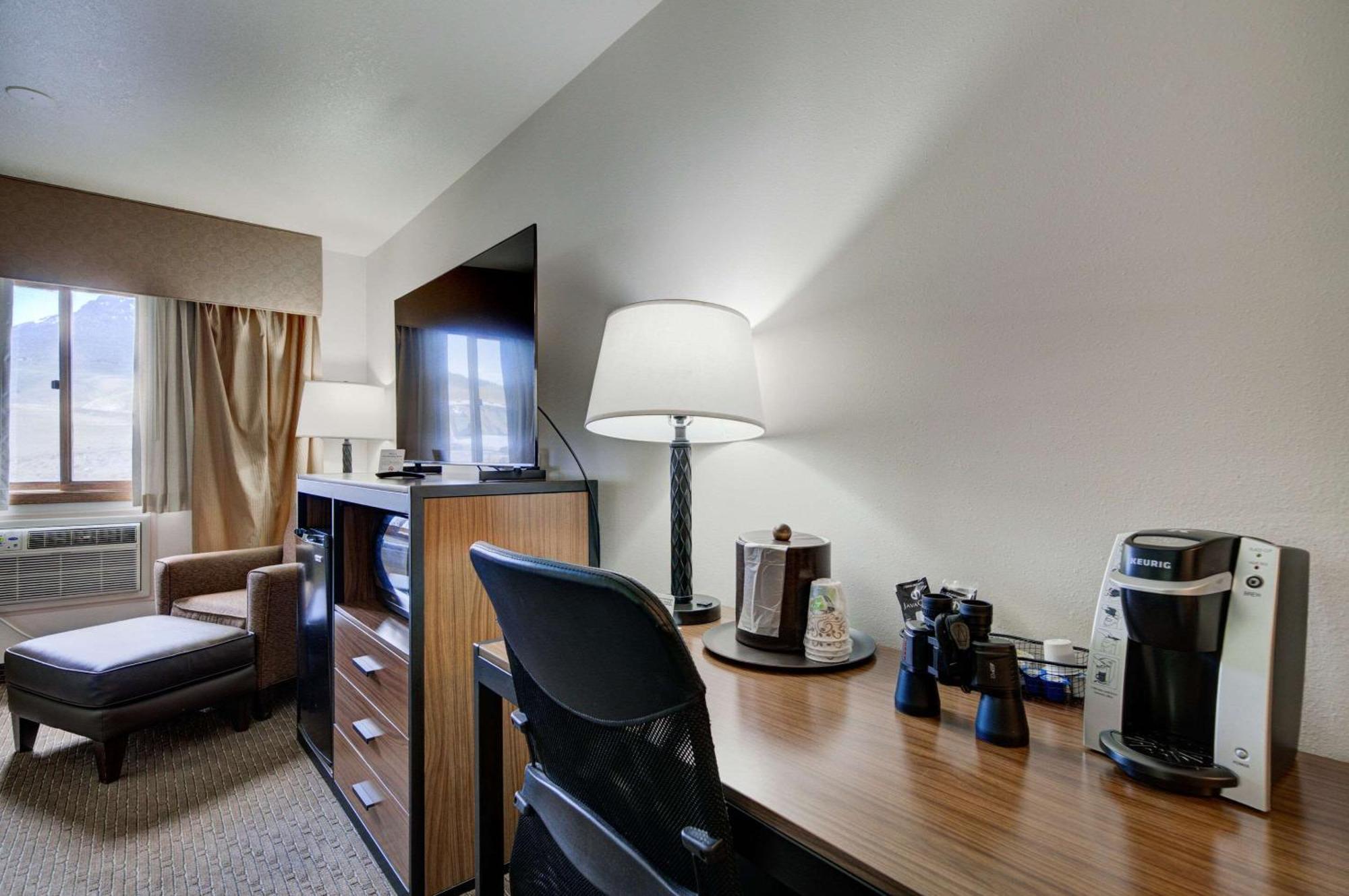 The Ridgeline Hotel At Yellowstone, Ascend Hotel Collection Гардінер Екстер'єр фото